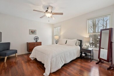07_1323SycamoreLane_14_PrimaryBedroom_Lo