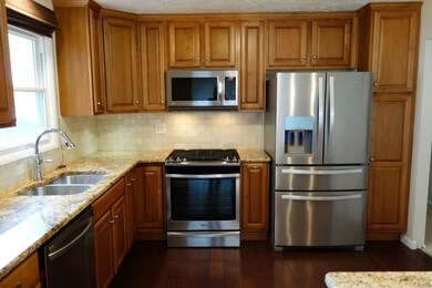 Beautiful updated kitchen cabinets, granite cabine