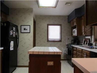 Kitchen with island. (electrified)