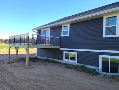 439 Gunderson Dr, Portage, WI 53901 - photo 2