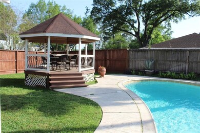 1302 W 31st St, Houston, TX 77018 - photo 3