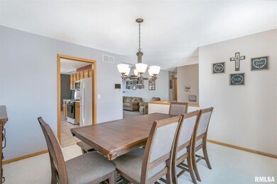 6522 Silvercreek Dr, Davenport, IA 52806 - photo 2