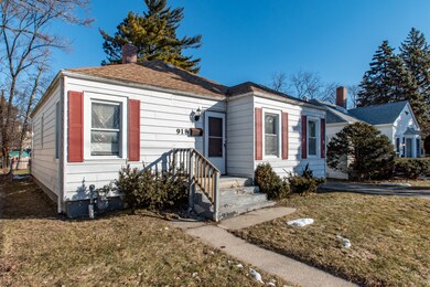 918 W Ridgeland Ave, Waukegan, IL 60085 - photo 3