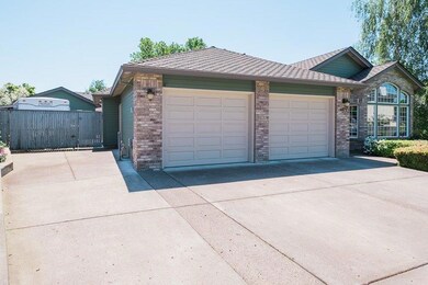 2472 Gardenbrook Ct, Medford, OR 97504 - photo 2