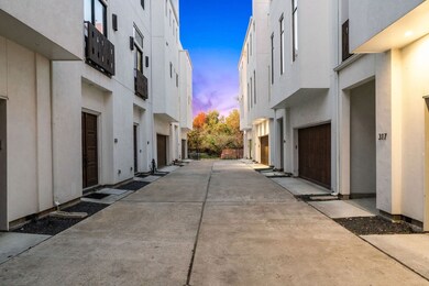 313 E 4th 1/2 St, Houston, TX 77007 - photo 4