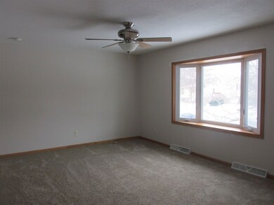 1231 Edgewood Dr, Waterloo, IA 50701 - photo 2