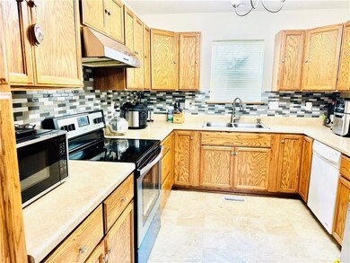 3305 8th St, Des Moines, IA 50313 - photo 4