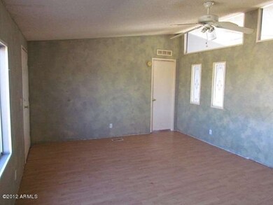 023-244244 - living room (3)