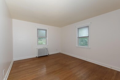 14 Hoover Rd Riverside CT-large-026-4-Be