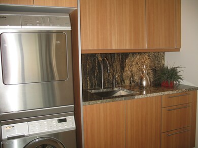 Laudry room with sink