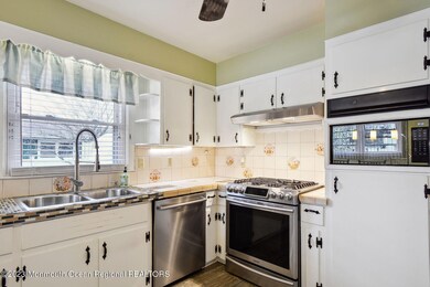 0009-09Kitchen