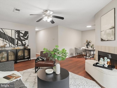 12105 Green Leaf Ct unit 201, Fairfax, VA 22033 - photo 4