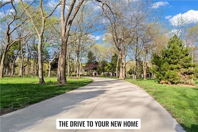 A beautiful scenic drive to the home.