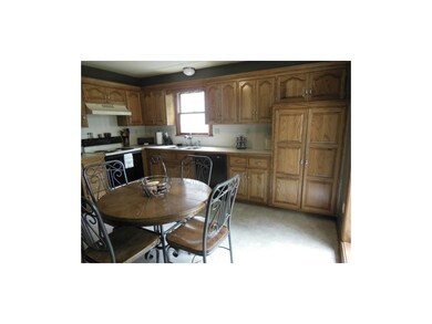 Wonderful eat-in kitchen