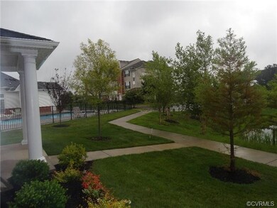 A peacful neighborhood scene.  Wouldn't you like t