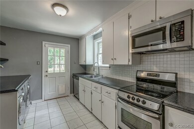 Tile floor and backsplash, stainless appliances