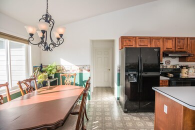 kitchen/seating