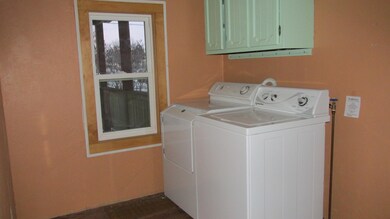 Bedroom/Laundry<|><|>