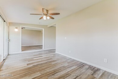 005-photo-living-room-13684186