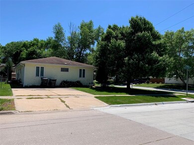 2905 Outlook Dr SW, Cedar Rapids, IA 52404 - photo 2