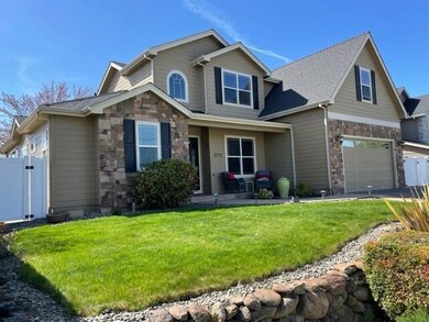 3233 Snowy Butte Ln, Central Point, OR 97502 - photo 2