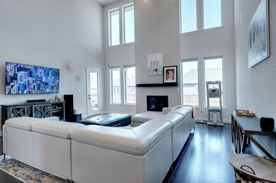 Gas fireplace to enjoy family gatherings...