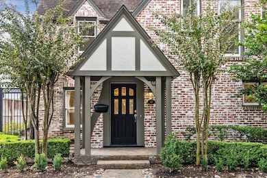 2117 Chilton Rd, Houston, TX 77019 - photo 3