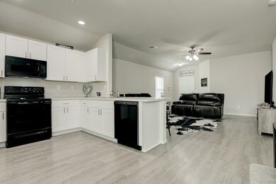 639 W Fairway Lake Dr, Alvin, TX 77511 - photo 4