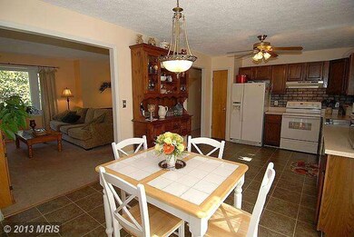 37135 E Lakeland Dr, Mechanicsville, MD 20659 - photo 2