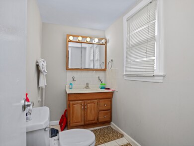 Main Apartment - Donwstairs powder room