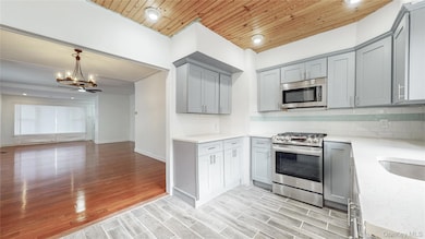 72-04 Manse St, Flushing, NY 11375 - photo 7