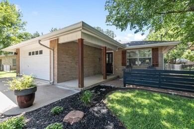 203 W Mulberry St, Fredericksburg, TX 78624 - photo 3