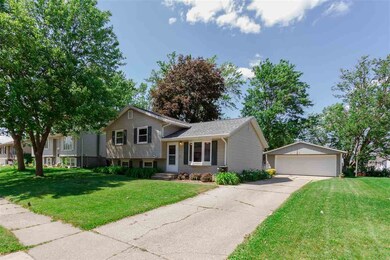 1026 Lilac Ln, Cedar Falls, IA 50613 - photo 2