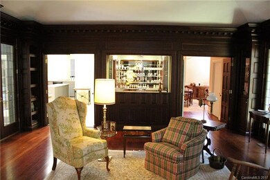 Another view of the living room. Spectacular bar i