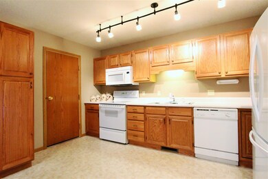 1416 Aspen Dr unit 1416, Waterloo, IA 50701 - photo 3