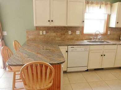 147 Hidden Lake Dr, Saunderstown, RI 02874 - photo 5