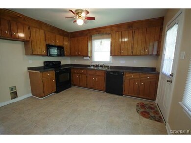Spacious Eat-in Kitchen with Built-in Dishwasher, 