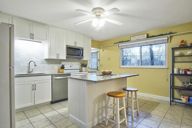 Stellar, fully updated eat-in kitchen with ceramic