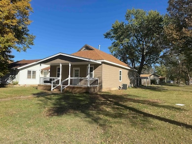 402 N Sycamore St, Eureka, KS 67045 - photo 2