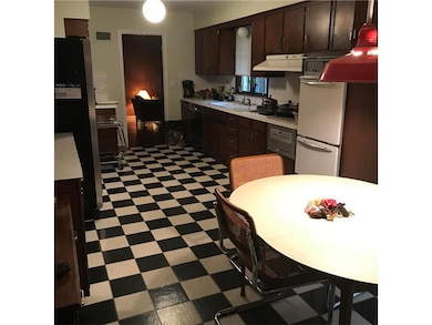 Rettro kitchen with big breakfast room with slidin