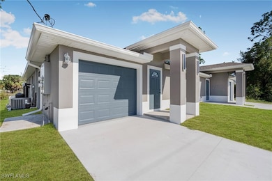 View of front of property featuring a front yard,