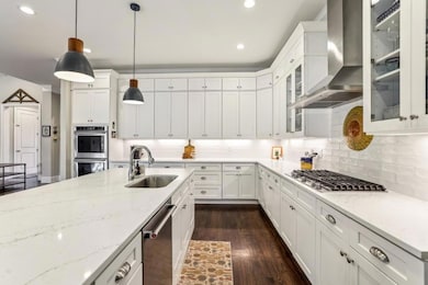 Chef's Kitchen With Stainlesss Steel Appliances, G