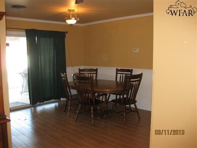 Flows from living and into kitchen and looks out o