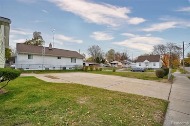 View of yard with a residential view and driveway