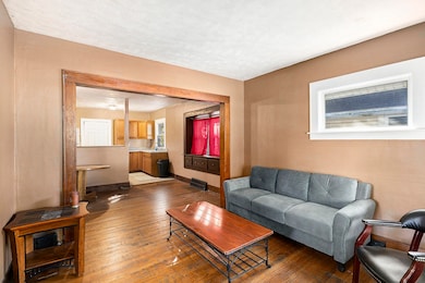 930 Mahlon St, Lansing, MI 48906 - photo 3