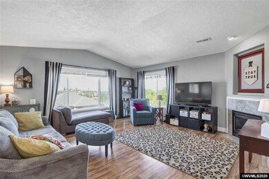 Vaulted ceiling, lots of windows and light, gas fi