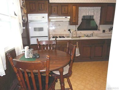 Kitchen Dining. Built in cook top & oven.