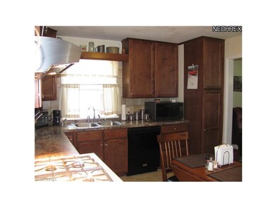 The kitchen also features a pantry, Frigidaire dis