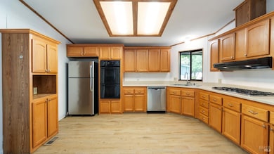 Awesome kitchen for entertaining and even room for a island