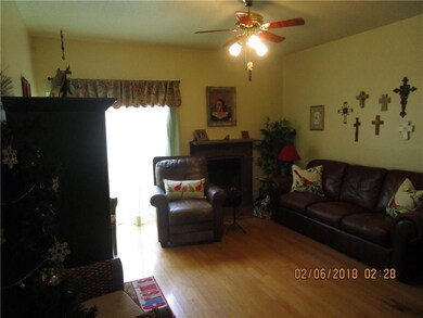 LIVING ROOM WITH LAMINATE FLOORING